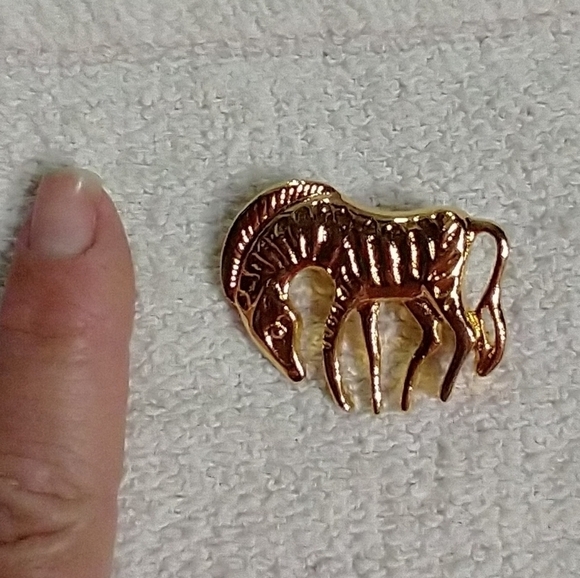 Goldtone zebra animal African brooch - Picture 3 of 3